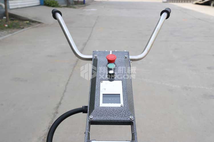 拋光機(jī)是為了讓地面表面有光澤,需要先研磨后才可以拋光。拋光分為粗拋和精拋,這時候可以使用拋光機(jī),配合拋光墊,提高地面的光澤度。高速地坪拋光機(jī)讓你輕松完成地坪拋光工作,提高地坪亮度。