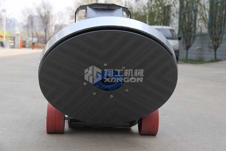 拋光機(jī)是為了讓地面表面有光澤，需要先研磨后才可以拋光。拋光分為粗拋和精拋，這時候可以使用拋光機(jī)，配合拋光墊，提高地面的光澤度。高速地坪拋光機(jī)讓你輕松完成地坪拋光工作，提高地坪亮度。