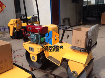 濰坊風(fēng)箏節(jié)草坪壓平，客戶選擇了翔工小型壓路機(jī)