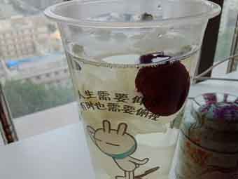 炎炎夏日到來，一杯銀耳紅棗美如詩！